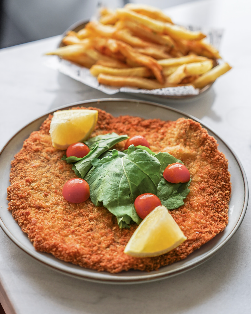 Veal schnitzel with fries at Mazencito Pizzeria